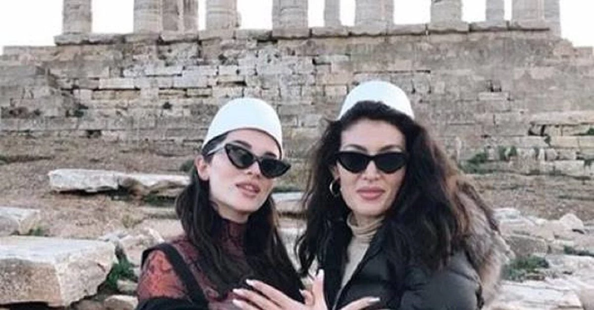 Έρα Ιστρέφι: Η Αλβανίδα «Bon-bon» προκαλεί κάτω από το Ναό του Ποσειδώνα στο Σούνιο